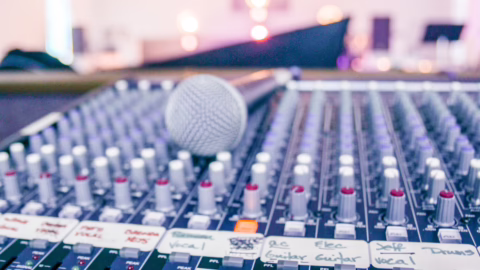 Tout savoir sur les auxiliaires présents sur une console de mixage audio