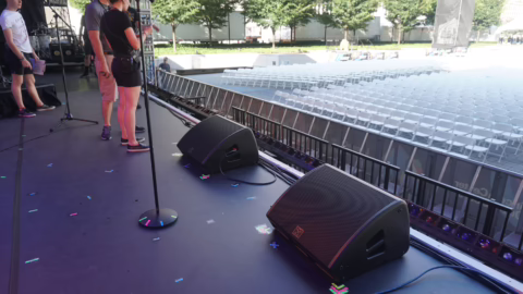 How to connect a stage monitor to a mixing console?