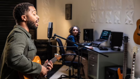 AKG C-Series : trois micros à condensateur abordables pour le home studio