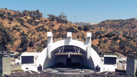 Vue d'ensemble du Hollywood Bowl avant l'ouverture, avec ses grappes de diffusion et ses rappels