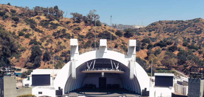 Vue d'ensemble du Hollywood Bowl avant l'ouverture, avec ses grappes de diffusion et ses rappels