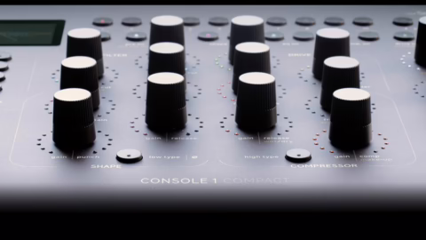 Softube Console 1 Compact, surface de contrôle de mixage compacte vue de face