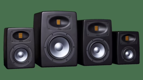 Les quatre moniteurs de studio EVE Audio EXO 24, 25, 27 et 28 alignes de face