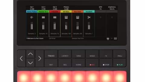 Le sampler groovebox 1010music Bento vu de face avec son ecran tactile