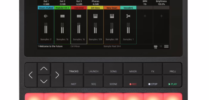 Le sampler groovebox 1010music Bento vu de face avec son ecran tactile