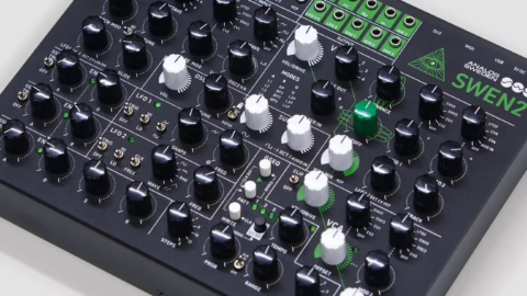 Le synthétiseur analogique de bureau Analog Sweden SWEN2, vue de face