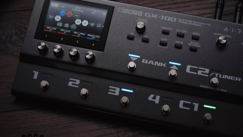 Boss GX-100, l'un des multi-effets visés par le litige sur l'accordage polyphonique