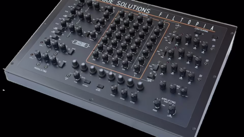 Synthétiseur analogique Analogue Solutions Filtopia vu de face, façade complète