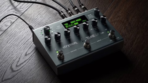 La Strymon TimeLine MX, pédale multi-delay stéréo, posée sur un pedalboard