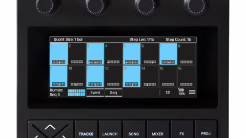 Le 1010music blackbox 2 de face, avec son écran tactile couleur 4 pouces et ses quatre encodeurs