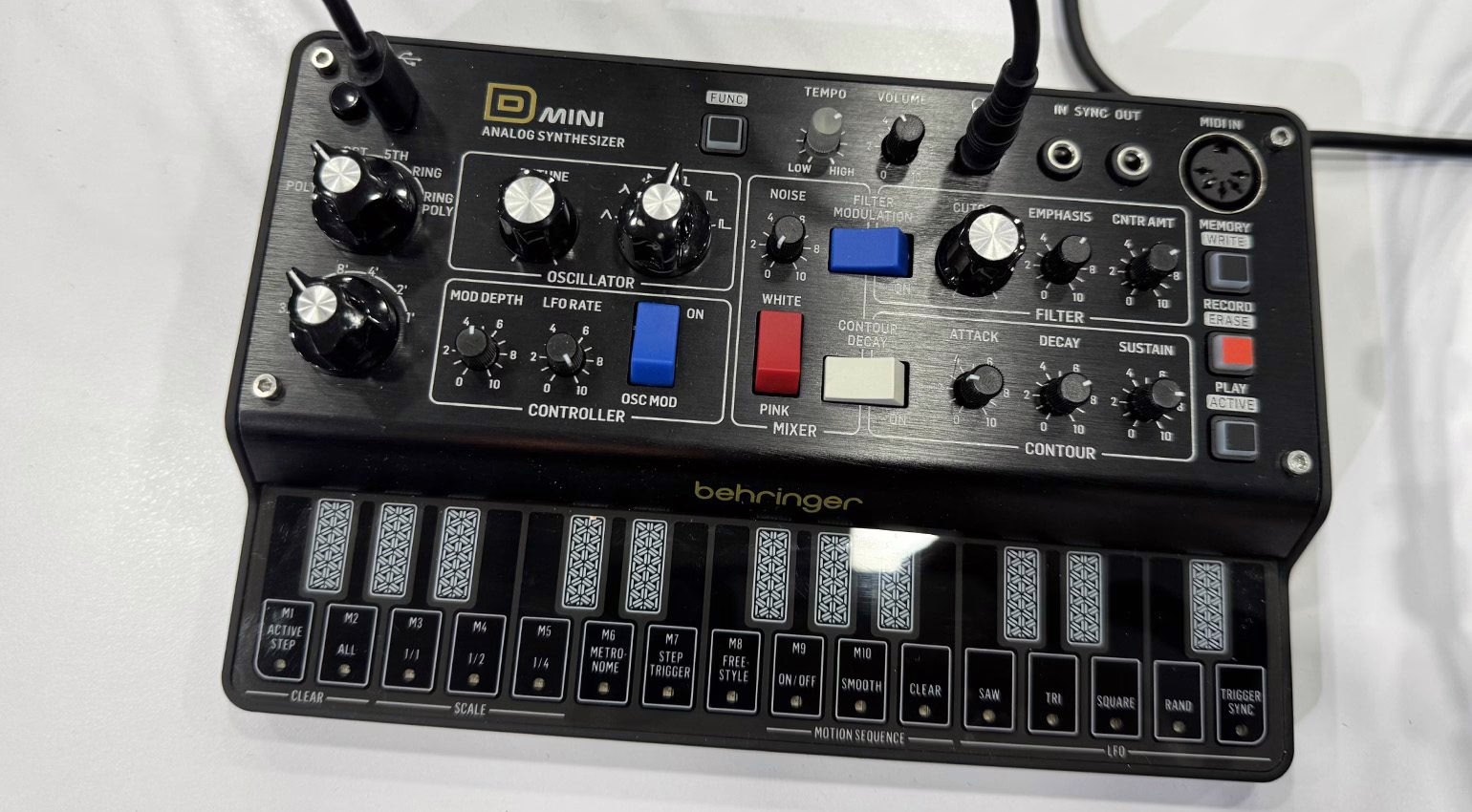 Panneau de commandes et claviers tactiles du Behringer D Mini