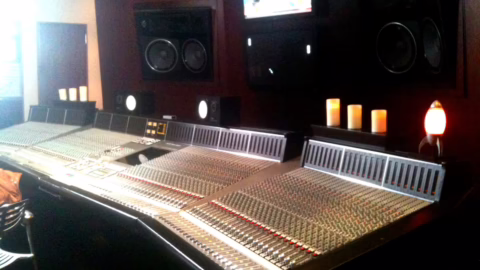 Console de mixage analogique grand format installée dans la régie d'un studio d'enregistrement