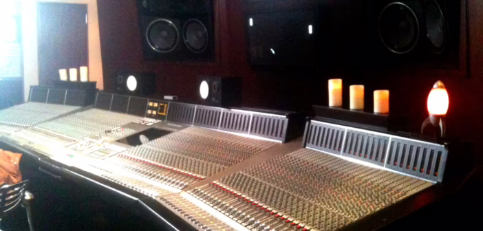 Console de mixage analogique grand format installée dans la régie d'un studio d'enregistrement