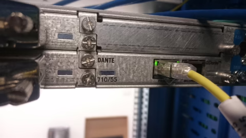 Carte d'interface Dante et ses ports réseau primaire et secondaire sur une console de radio Lawo