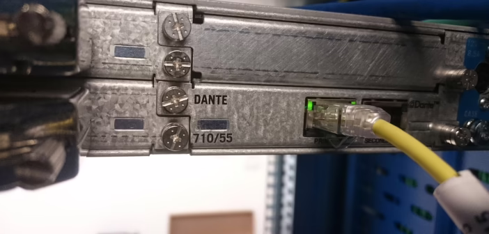 Carte d'interface Dante et ses ports réseau primaire et secondaire sur une console de radio Lawo