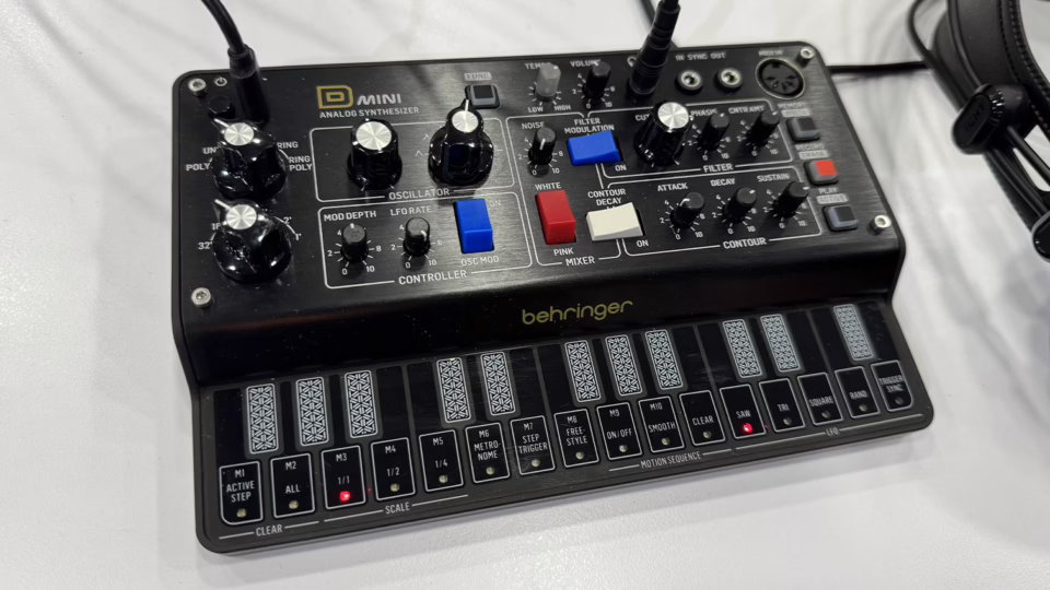 Synthetiseur analogique compact Behringer D Mini inspire du Minimoog Model D
