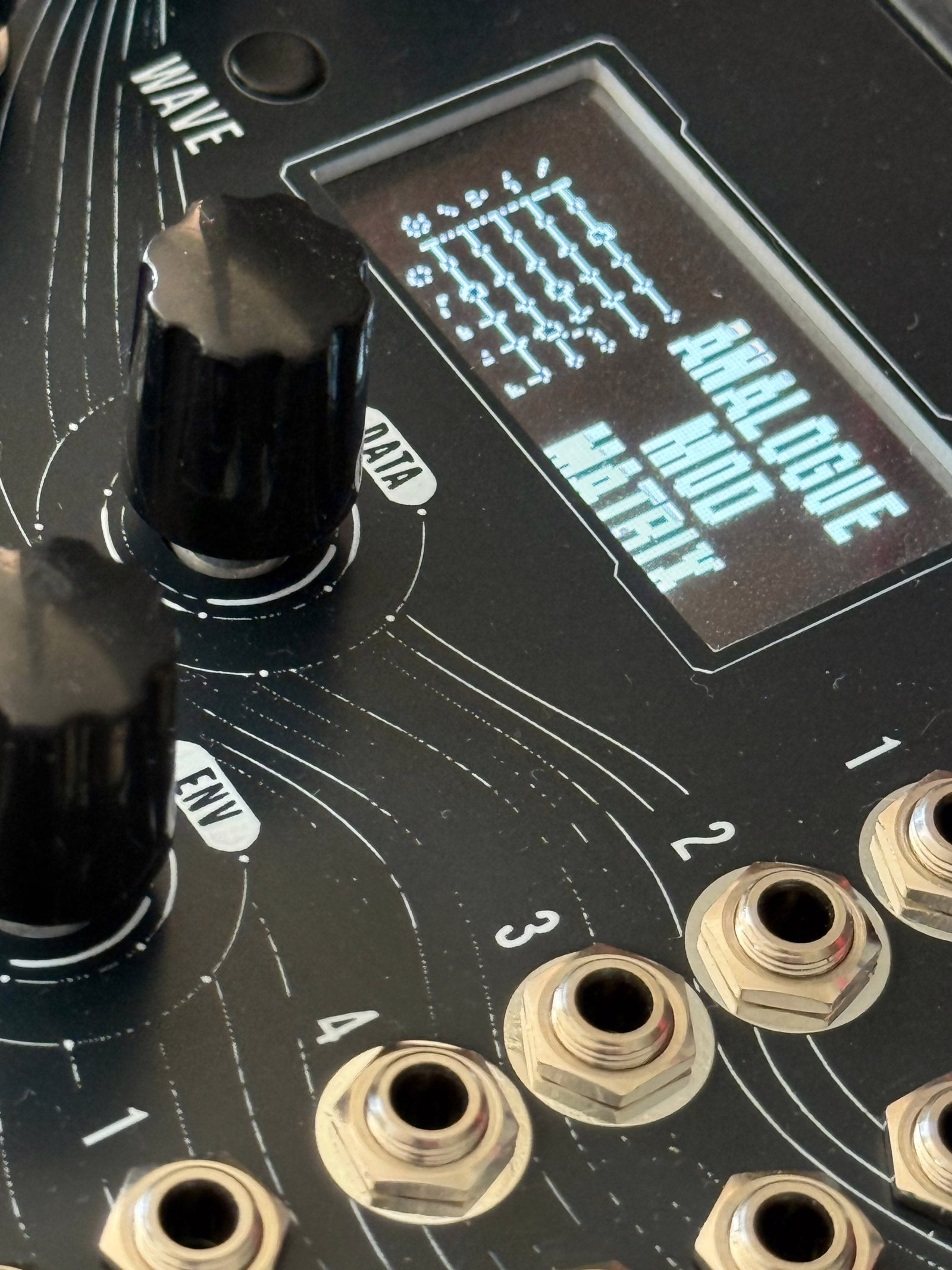 Ecran OLED du Vulcan MK2 affichant les parametres de voix et de moteur