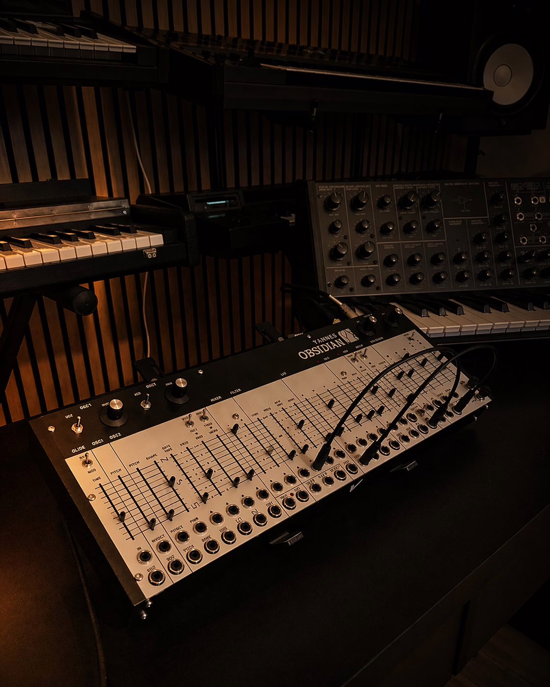 L'Obsidian intégré dans un environnement de studio avec câbles de patch