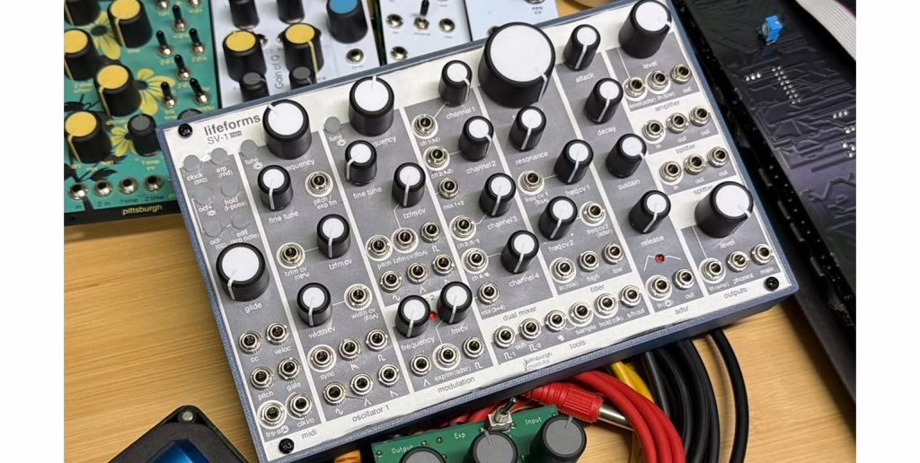 Le synthetiseur semi-modulaire de bureau Pittsburgh Modular Lifeforms SV-1 Mini