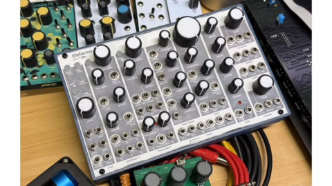 Le synthetiseur semi-modulaire de bureau Pittsburgh Modular Lifeforms SV-1 Mini