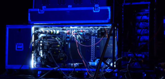 Rack de régie ouvert en salle, montrant le câblage de patch reliant la console au reste du système