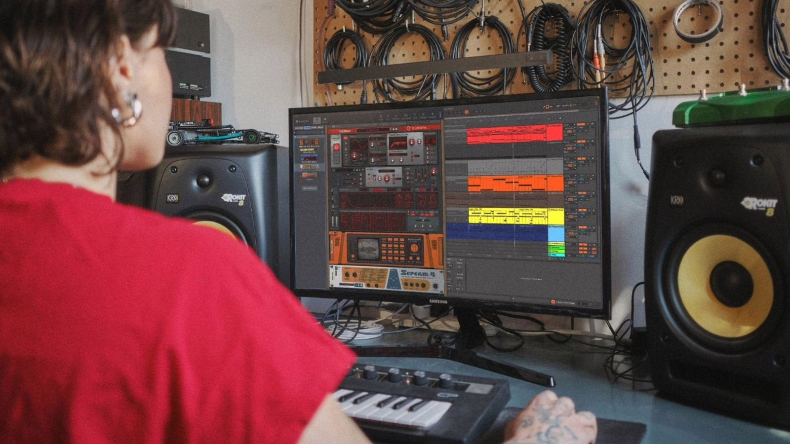 The Reason Free rack open, with its built-in instruments and effects