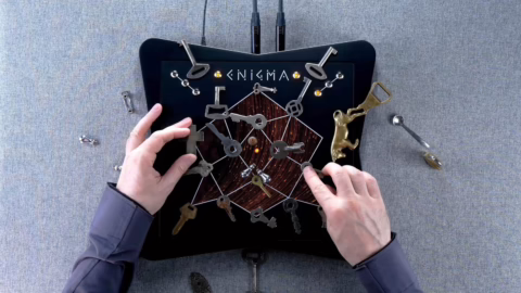 Le synthétiseur SOMA Enigma piloté par des objets métalliques posés sur sa surface sensible
