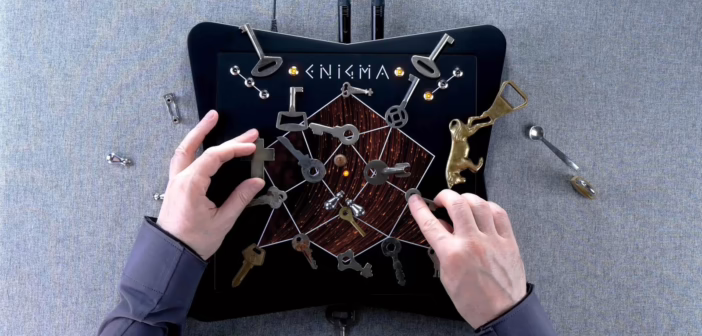 Le synthétiseur SOMA Enigma piloté par des objets métalliques posés sur sa surface sensible