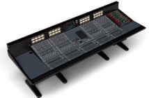 Console analogique grand format SSL Odyssey vue de trois quarts