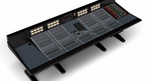 Console analogique grand format SSL Odyssey vue de trois quarts