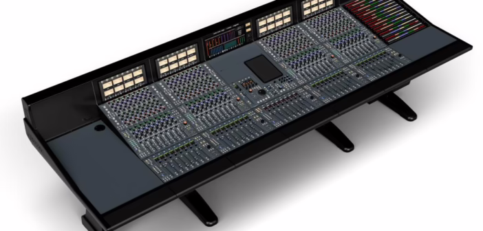 Console analogique grand format SSL Odyssey vue de trois quarts