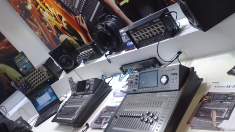 Stagebox numérique posée au plateau, reliée à la console de mixage par un simple câble réseau