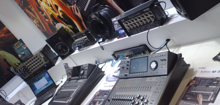 Stagebox numérique posée au plateau, reliée à la console de mixage par un simple câble réseau