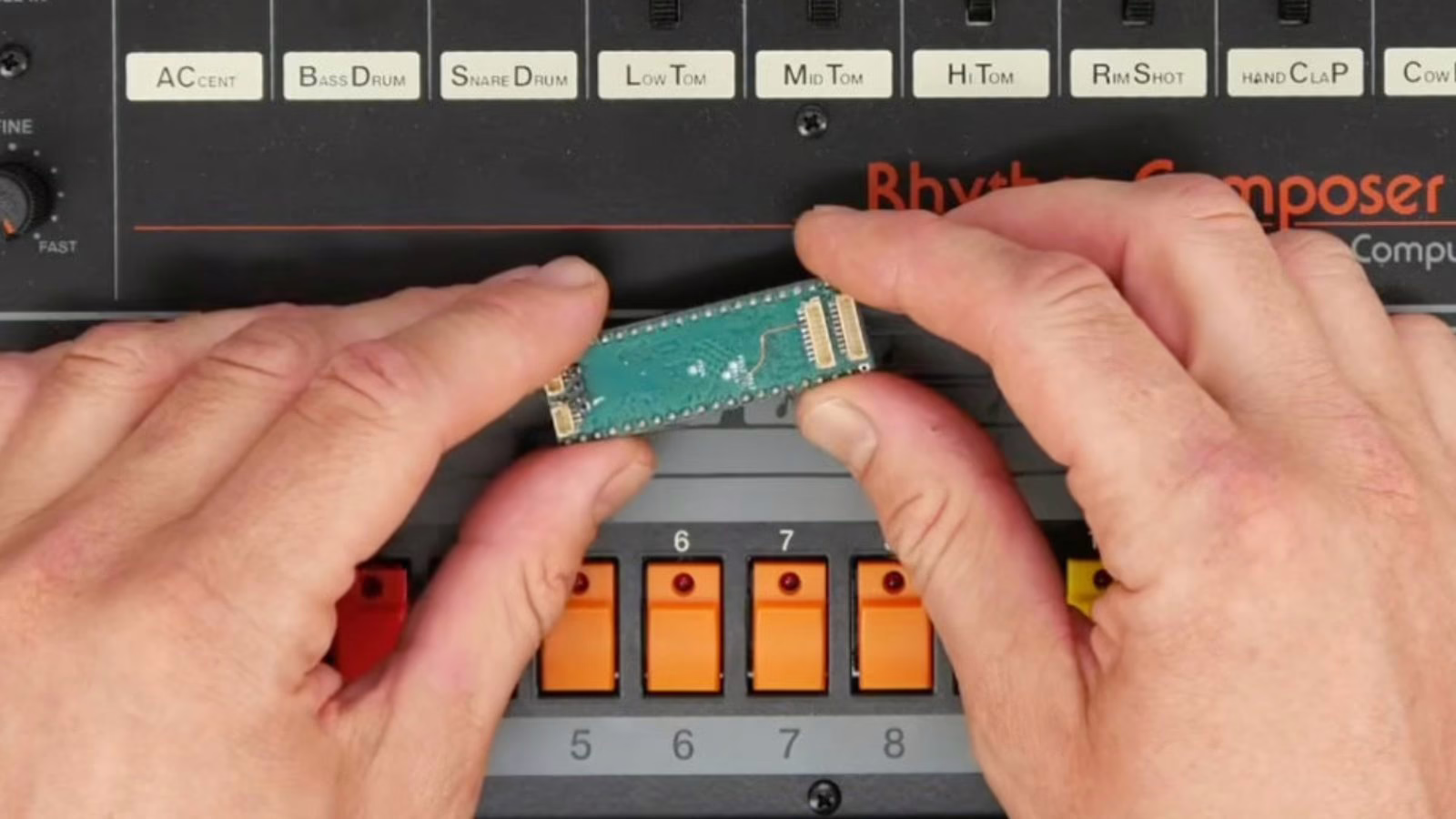 La carte du mod Tubbutec TR-8oh8, qui remplace le CPU d'origine de la TR-808 et ajoute des ports MIDI