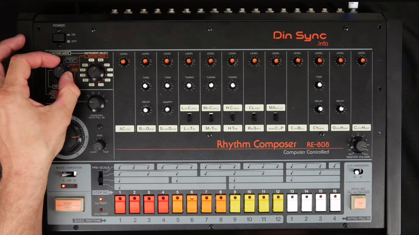 La TR-808 modifiée avec le kit Tubbutec TR-8oh8, réversible et compatible avec la Din Sync RE-808