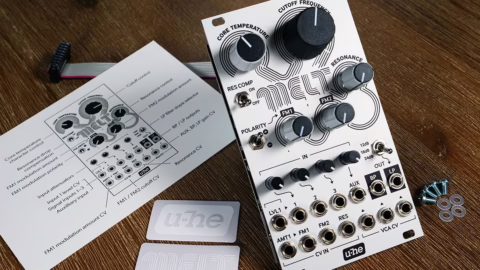 Module de filtre analogique Eurorack u-he MELT posé sur un bureau avec la légende de sa façade