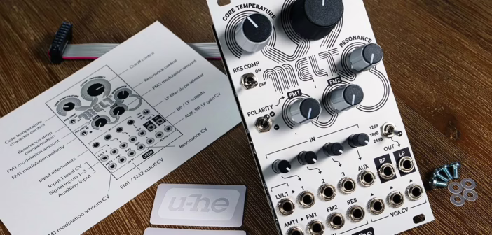 Module de filtre analogique Eurorack u-he MELT posé sur un bureau avec la légende de sa façade