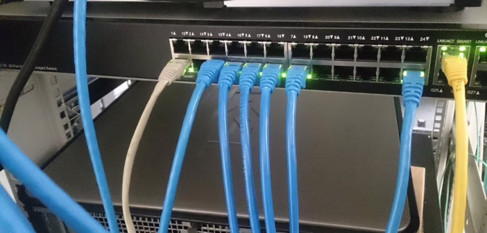 Un commutateur réseau et ses câbles Ethernet, support physique d’un réseau audio Dante