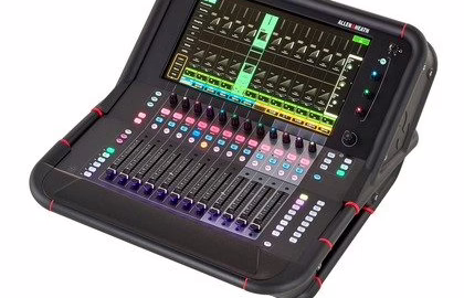 La console de mixage numérique Allen & Heath Avantis Solo et son grand écran tactile 15,6 pouces