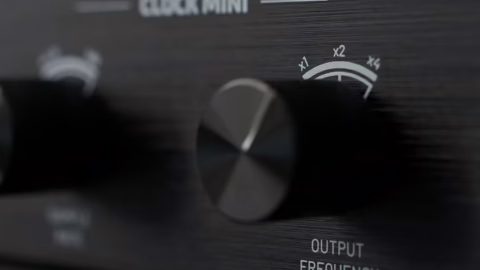 Le Black Lion Audio Revolution Clock Mini, horloge maître au format demi-rack 1U