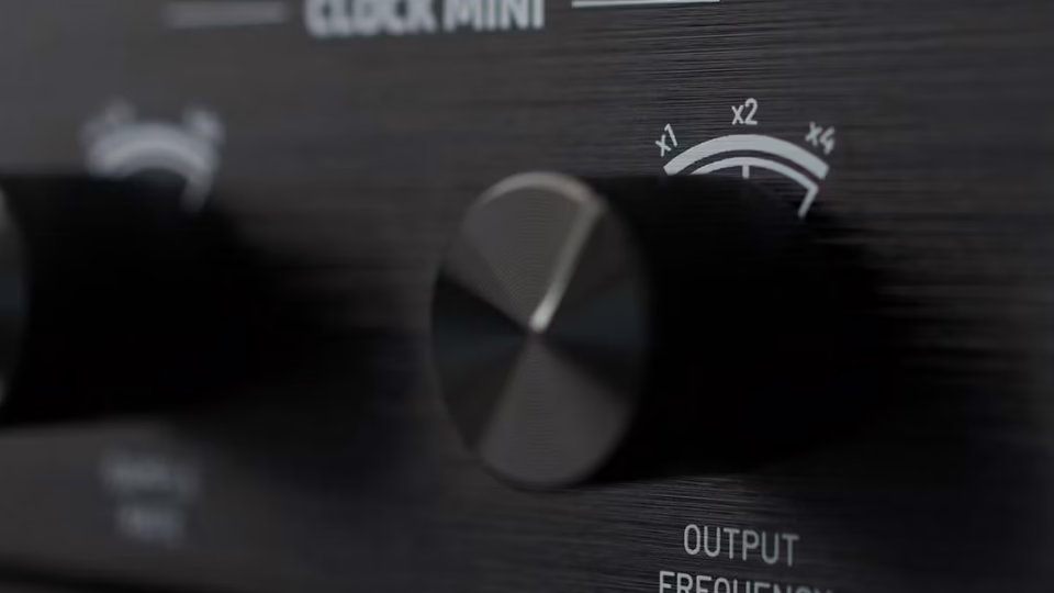 Le Black Lion Audio Revolution Clock Mini, horloge maître au format demi-rack 1U