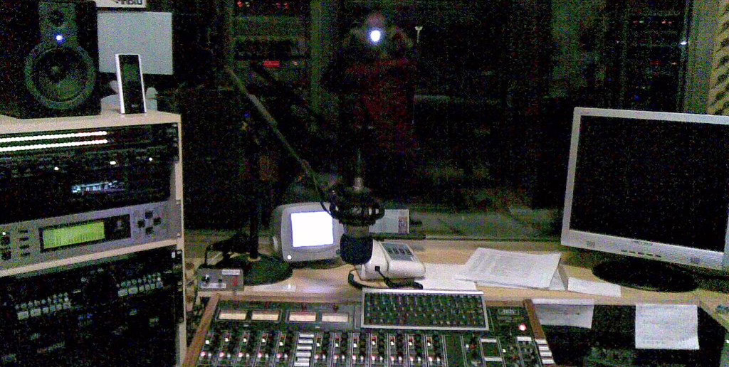 Studio de radiodiffusion avec console et micros, prêt pour un direct