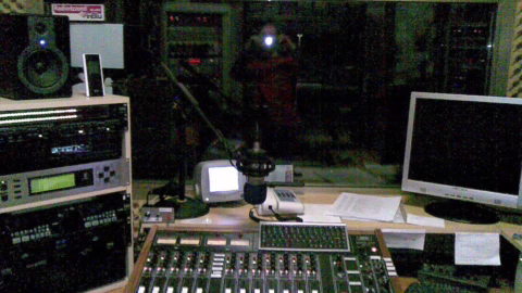 Studio de radiodiffusion avec console et micros, prêt pour un direct