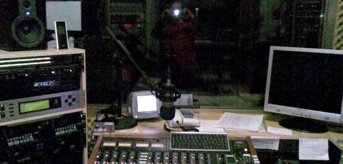 Studio de radiodiffusion avec console et micros, prêt pour un direct