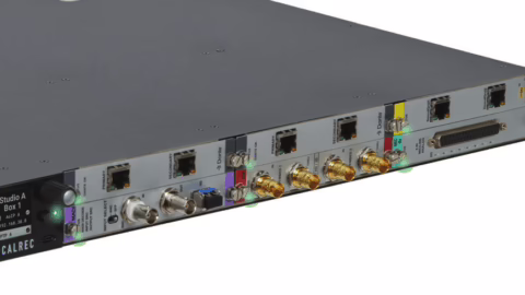 Calrec Apex M6 - vue arriere du chassis 1U avec connectique MADI, Dante et analogique