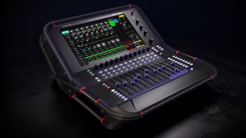 Une console de mixage numérique de scène, là où l'on gagne du gain avant le larsen à l'égaliseur