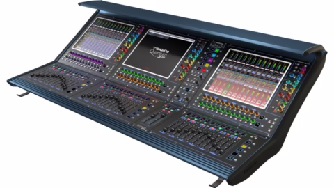 Console numérique de sonorisation live avec ses écrans tactiles et ses faders motorisés