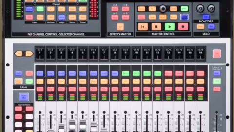 Une console de mixage numérique de scène, dont la surface s'organise en groupes et VCA