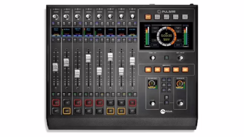 Une console de diffusion radio, surface de mise à l'antenne pilotée par le système de playout
