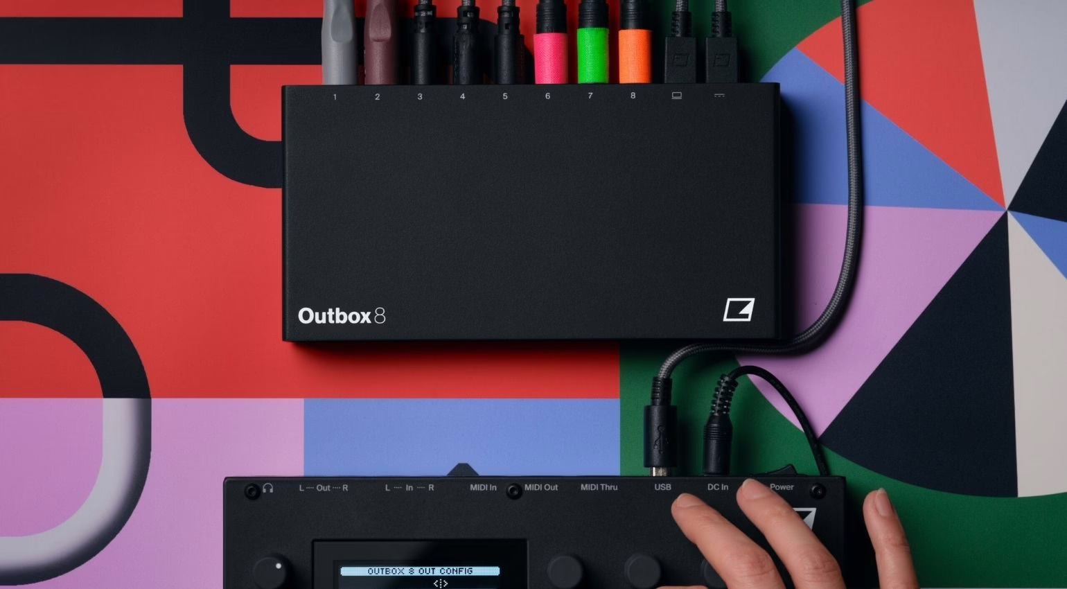 Vue de la connectique arriere de l'Elektron Outbox 8 avec ses huit sorties jack